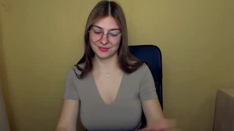 Snapshot of luna_lush_ chatting on 10/11/25, 08:57 Luna online show from 10/11/25, 08:57