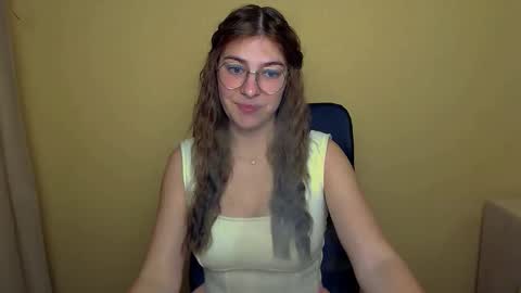 Snapshot of luna_lush_ chatting on 10/17/25, 05:32 Luna online show from 10/17/25, 05:32