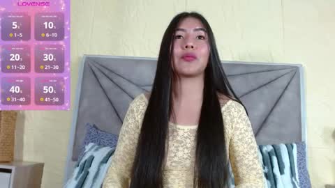 Snapshot of luna_maisonn chatting on 06/08/26, 12:49 LUNA online show from 06/08/26, 12:49