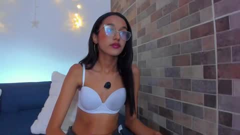 luna_valen online show from 12/16/25, 10:37