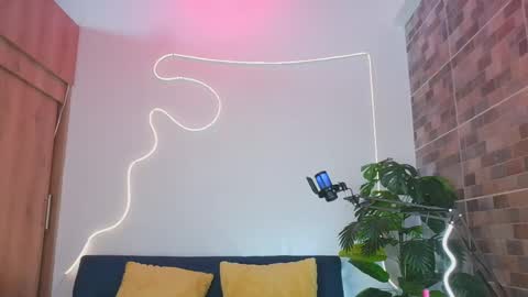 Snapshot of luna_valen chatting on 05/27/26, 04:31 luna_valen online show from 05/27/26, 04:31
