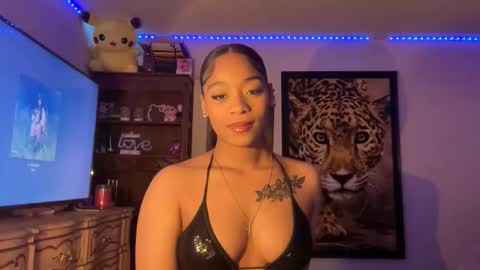 lunaa_11 online show from 11/18/25, 08:30