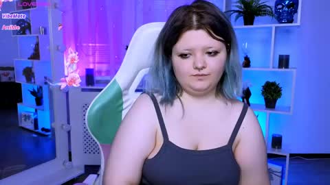Snapshot of lunaar_ chatting on 05/26/26, 10:06 Luna online show from 05/26/26, 10:06