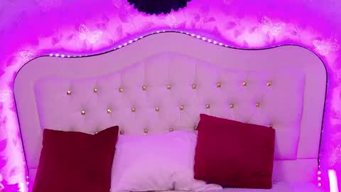 lunababe_ online show from 04/22/26, 09:55