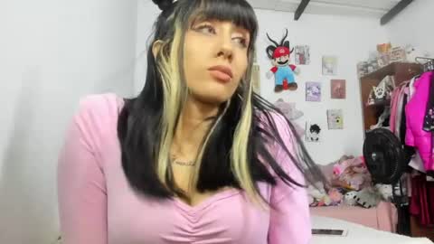 Snapshot of lunacristal_moon chatting on 06/18/26, 08:25 lunacristal_moon online show from 06/18/26, 08:25