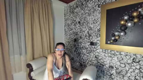 Snapshot of lunamilff chatting on 12/10/24, 05:07 Ln online show from 12/10/24, 05:07