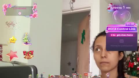 Snapshot of lunamoon_17 chatting on 12/16/24, 06:05 LUNA online show from 12/16/24, 06:05