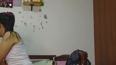 Snapshot of lunamoon_17 chatting on 11/12/25, 01:06 LUNA online show from 11/12/25, 01:06