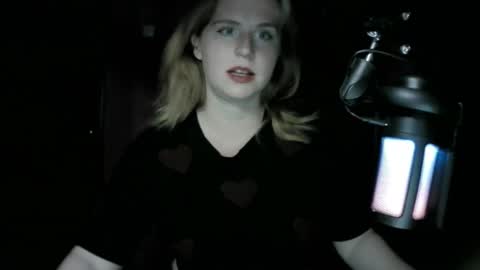lunamystique_ online show from 10/04/25, 08:18