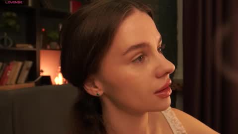 lunaolivia_ online show from 10/01/25, 12:44