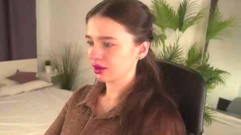 lunaolivia_ online show from 11/15/25, 12:56