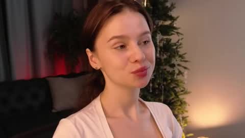 lunaolivia_ online show from 11/25/25, 01:11