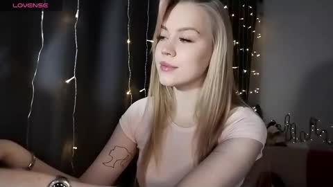 Snapshot of lunapeony chatting on 12/17/25, 05:57 lunapeony online show from 12/17/25, 05:57