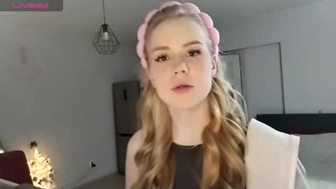 Snapshot of lunapeony chatting on 12/19/25, 09:11 lunapeony online show from 12/19/25, 09:11