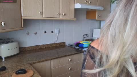 Snapshot of lunary_mix chatting on 12/20/24, 03:31 Luna online show from 12/20/24, 03:31