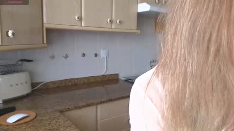 Snapshot of lunary_mix chatting on 09/28/25, 10:31 Luna online show from 09/28/25, 10:31