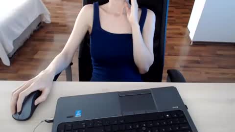 Snapshot of lunavibe_ chatting on 06/18/26, 11:47 lunavibe_ online show from 06/18/26, 11:47