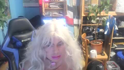 Snapshot of lunaxxxx97 chatting on 04/02/26, 08:17 LunaXXX online show from 04/02/26, 08:17