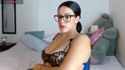 Snapshot of lunayois02 chatting on 09/19/25, 03:30 lunayois02 online show from 09/19/25, 03:30