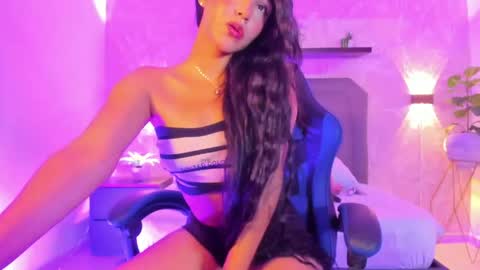 Snapshot of lunna_celeste chatting on 05/20/26, 12:33 L U N A online show from 05/20/26, 12:33