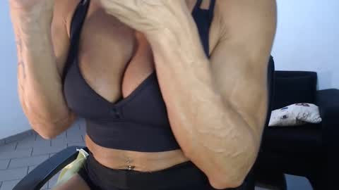 Snapshot of lusexyhot chatting on 02/14/25, 01:45 lusexyhot online show from 02/14/25, 01:45