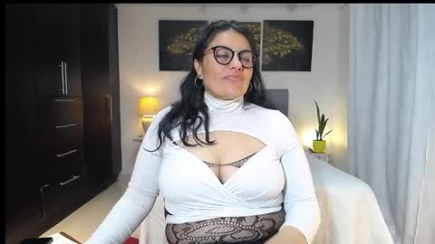 Snapshot of lust_mom chatting on 05/22/26, 02:40 Angela 3 online show from 05/22/26, 02:40