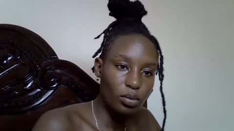 lutino_lovebirds online show from 04/18/26, 07:29