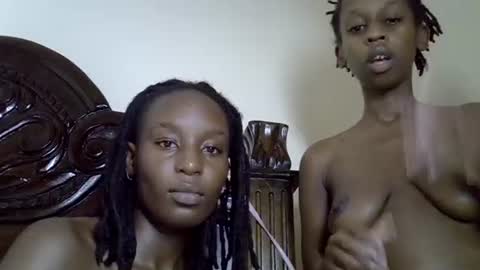 lutino_lovebirds online show from 04/19/26, 06:10