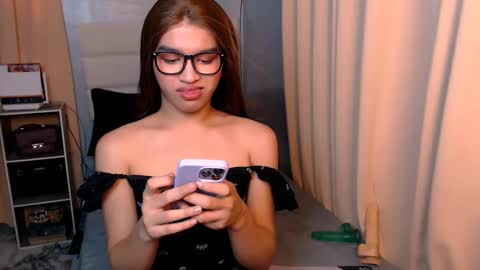 Snapshot of lux_white chatting on 02/20/25, 11:54 queen lux online show from 02/20/25, 11:54