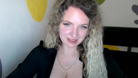 Snapshot of luxdonna chatting on 06/13/26, 07:01 Donna online show from 06/13/26, 07:01