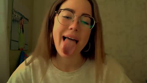 Katie online show from 04/19/26, 03:33