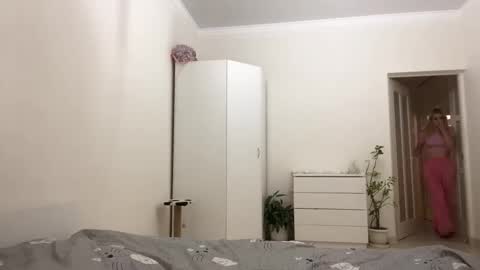 Mia online show from 10/16/25, 05:14