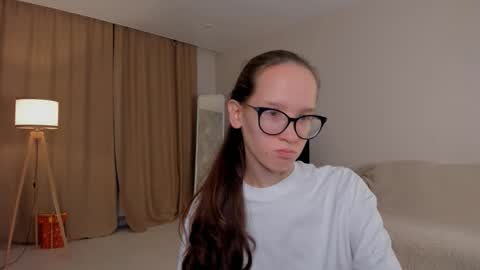 Sara online show from 09/28/25, 04:01