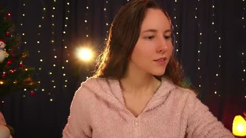 Snapshot of lynn_feline chatting on 01/01/25, 05:01 Lynn online show from 01/01/25, 05:01