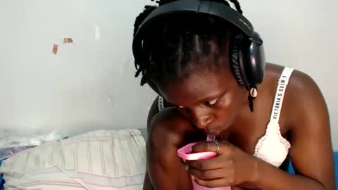 Snapshot of lynnesee chatting on 10/18/25, 03:24 lyenne online show from 10/18/25, 03:24