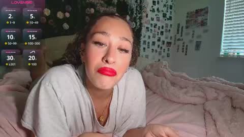 Snapshot of lyracovee chatting on 06/27/26, 12:37 Lyra online show from 06/27/26, 12:37