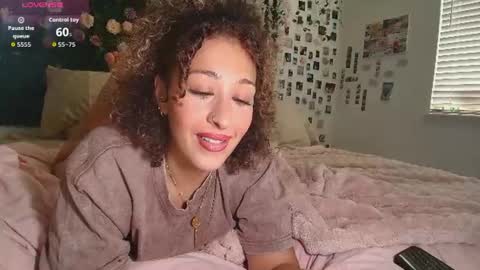 Snapshot of lyracovee chatting on 07/12/26, 12:34 Lyra online show from 07/12/26, 12:34