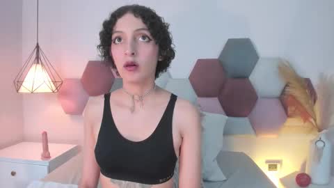 Lyravendrell online show from 12/18/25, 12:11