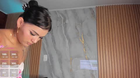 Snapshot of lys_with chatting on 02/02/25, 07:41    VIVIANA    online show from 02/02/25, 07:41