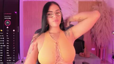 Snapshot of lys_with chatting on 10/21/25, 03:40    VIVIANA    online show from 10/21/25, 03:40