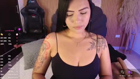 Snapshot of lys_with chatting on 10/22/25, 04:02    VIVIANA    online show from 10/22/25, 04:02