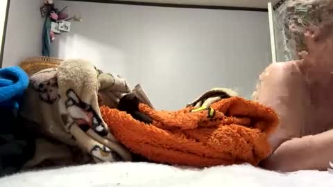 Snapshot of m_80 chatting on 10/25/25, 09:17 m 80 online show from 10/25/25, 09:17