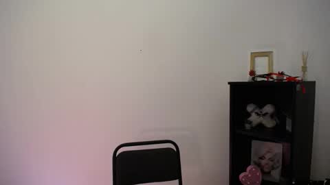 Snapshot of m_i_k_i_ chatting on 02/13/26, 01:51 m_i_k_i_ online show from 02/13/26, 01:51