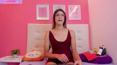 macarena_05_ online show from 11/26/25, 12:33