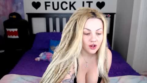 Mackenzie Wolfe online show from 12/15/25, 05:55