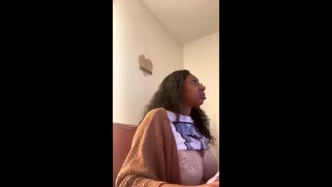 madam_glam online show from 12/22/25, 02:36