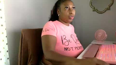 Snapshot of madam_glam chatting on 06/04/26, 02:23 madam_glam online show from 06/04/26, 02:23