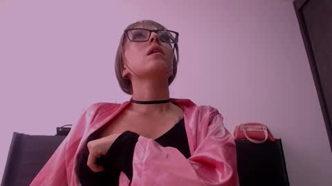 Snapshot of maddy_14 chatting on 11/18/25, 09:19 Maddy UwU online show from 11/18/25, 09:19