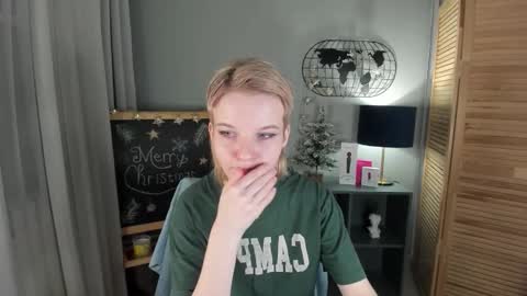 Snapshot of madelaines chatting on 12/23/25, 08:45 madelaines online show from 12/23/25, 08:45