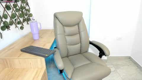 Snapshot of madeleine_w chatting on 04/25/26, 12:46 Madeleine online show from 04/25/26, 12:46